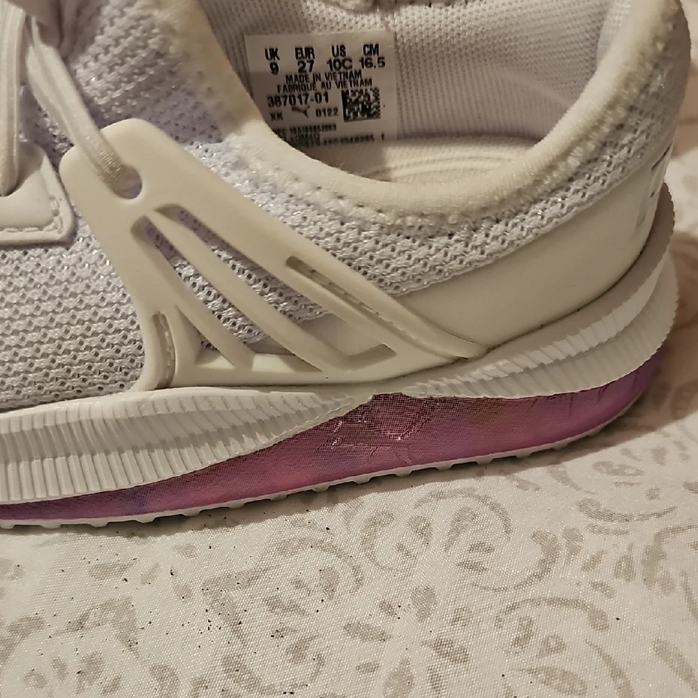 PUMA NEW Girls White Sneakers with Pink Accents Size 9